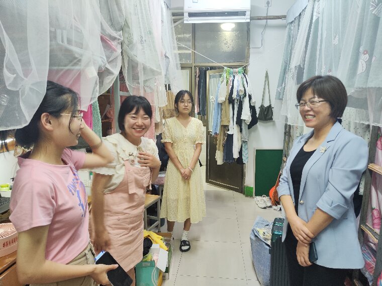 勾引av
深入毕业生宿舍慰问走访1（彩虹）0.jpg